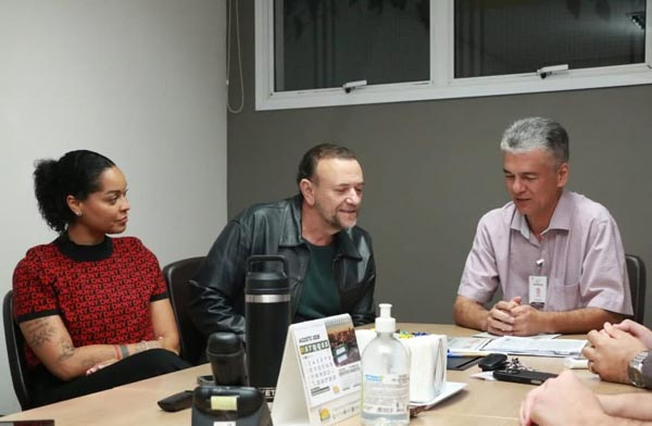 Edinho_Silva_com_Thainara_Faria_e_o_provedor_da_Santa_Casa_Jeferson_Yashuda.jpg